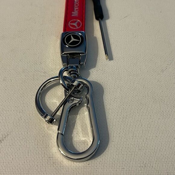 Mercedes Benz Logo Key Fob Keychain in Red Leather NWT - Picture 3 of 4